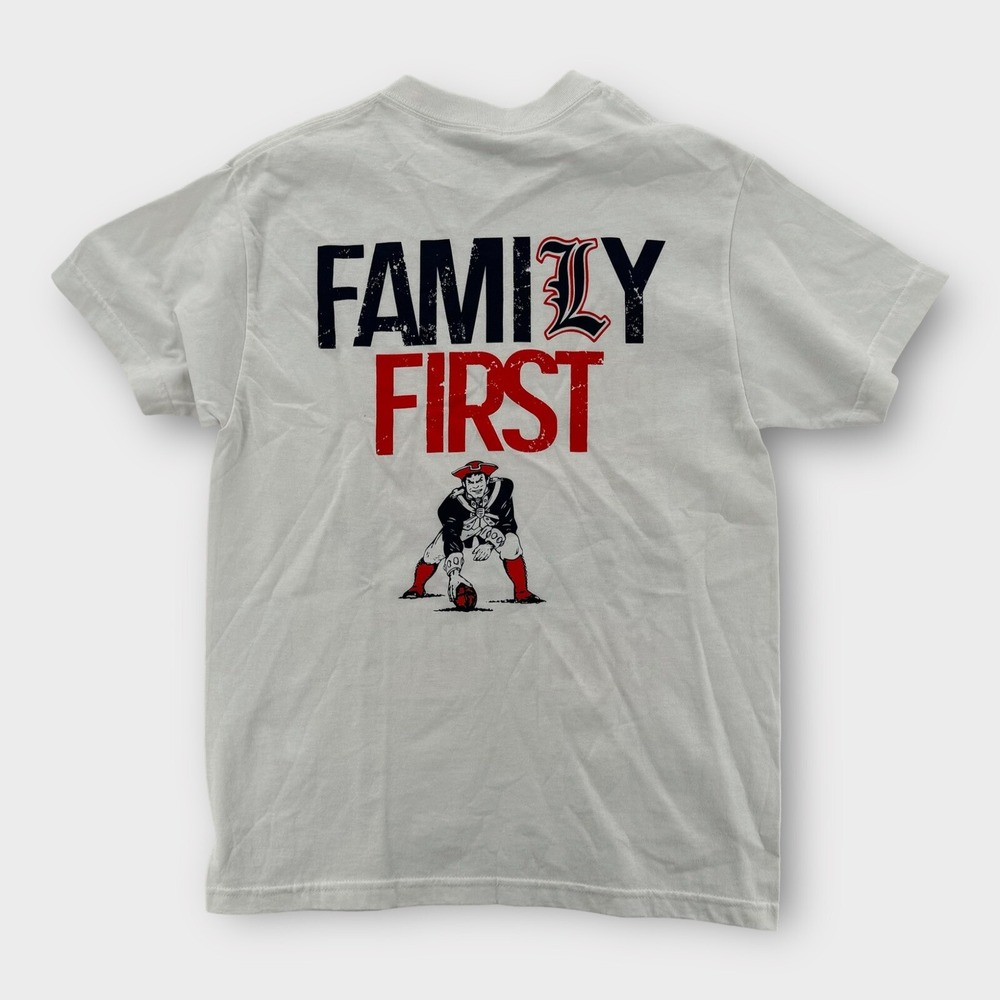 New England Patriots Shirt Mens Medium Family First Repeat Logo Mascot‎ Tee Y2K